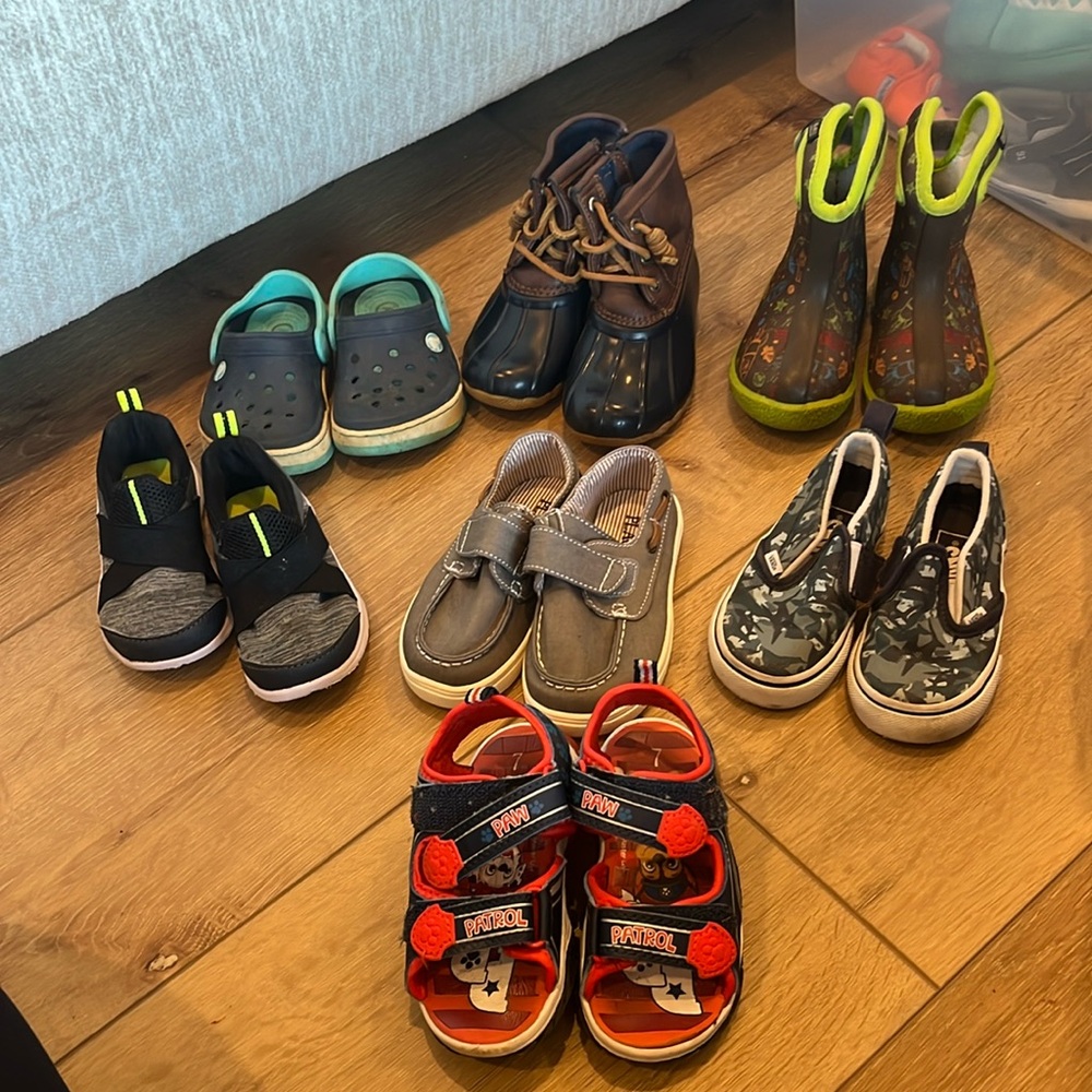 Bundle of 7 pair of shoes..sizes 6&7. All used! In varying condition!